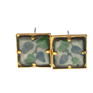 Smaltované náušnice s modrými hrozny. Objevte krásu a eleganci s těmito nádhernými smaltovanými náušnicemi zdobenými motivem modrých hroznů. Tyto puzetky jsou skvělou volbou pro každou ženu, která si potrpí na detaily a chce vyniknout svou jedinečností. Jsou také výborným dárkem pro někoho výjimečného. Pořiďte si k nim další šperky se stejným motivem