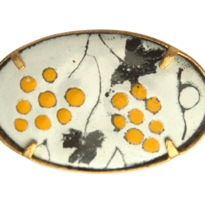 Smaltovaná brož se žlutými hrozny. Je skvělým doplňkem pro váš elegantní vzhled. Perfektně se hodí na sáčko nebo šaty, kde se stane výrazným a originálním prvkem vašeho outfitu. Tato brož nejen zvýrazní vaši osobnost, ale také dodá vašemu vzhledu nádech elegance a originality. Vyberte si k ní i náušnice se stejnou kresbou.