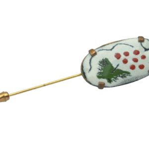 Smaltovaná jehlice do klopy s červeným hroznem. Dodejte svému outfitu špetku elegance. Tento pánský doplněk je ideální volbou pro všechny, kteří chtějí vyniknout a dodat svému vzhledu stylový akcent. pro formální i neformální příležitosti. Buďte elegantní a jedineční s touto výjimečnou ozdobou ve své klopě při formálních i neformálních příležitostech.