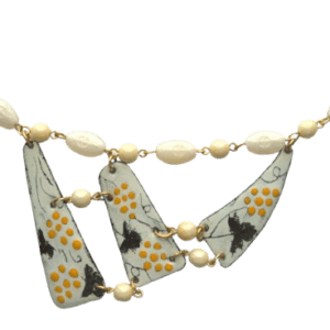 Smaltovaný náhrdelník se žlutými hrozny. Elegantní náhrdelník je skvělým doplňkem k šatům, které ozvláštní a dodá jim nádech luxusu a originality. Hodí se jak na slavnostní příležitosti, tak i pro každodenní nošení, kdy chcete vyniknout a upoutat pozornost. Doplňte jej náušnicemi nebo broží ze stejné soupravy.