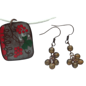 Souprava s červenými vinnými hrozny. Tato souprava je spojením elegance a praktičnosti, ideální pro všechny, kdo chtějí vyniknout i v každodenním stylu. Buďte v souladu s přírodním motivem hroznů a dodejte svému vzhledu nádech luxusu.