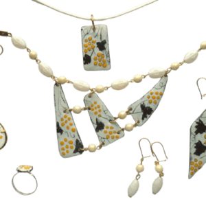 Smaltovaná souprava se žlutými hrozny. Tato nádherná souprava šperků je skvělým doplňkem pro každou ženu, která touží po originalitě a eleganci. jednotlivé kousky můžete kombinovat podle příležitosti.