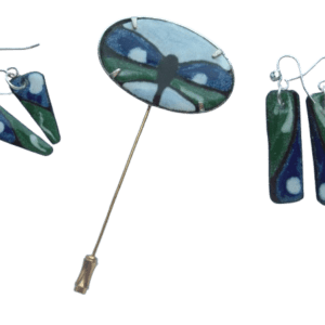 Smaltovaná souprava s vážkou. Tato souprava je perfektní volbou pro páry nebo pro ty, kteří chtějí mít ve svém šperkovém setu harmonicky sladěné kousky. Jemná vážka, symbol lehkosti a svobody, spojuje oba doplňky a vytváří tak harmonický, ale výrazný vzhled. Elegantní, kreativní a vkusné – tato smaltovaná souprava přidá do vašeho každodenního stylu sofistikovanost a osobitost.