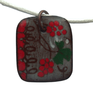 Smaltovaný přívěsek s červenými vinnými hrozny. Tento univerzální šperk je ideální pro každodenní nošení a skvěle se hodí jak k tričku, tak k šatům. Precizní smaltování a detailní provedení dodávají přívěsku jemný lesk a jedinečný vzhled. Buďte elegantní a stylová v každé situaci s tímto krásným přívěskem.