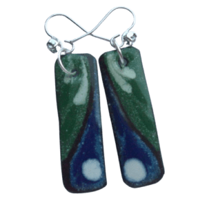 Smaltované zelenomodré náušnice. jsou jednoduchým, ale elegantním doplňkem, který skvěle podtrhne váš styl. Jemné studené barvy vytvářejí harmonický a osvěžující vzhled, ideální pro každodenní nošení i speciální příležitosti. Díky svému minimalistickému designu a decentním tónům jsou náušnice univerzálním doplňkem, který snadno sladíte s různými outfity.