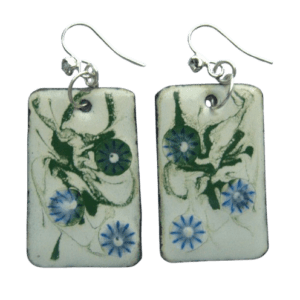 Smaltované náušnice s bodlákem. Přidejte do svého každodenního stylu jemný přírodní akcent s těmito smaltovanými náušnicemi s motivem kvetoucího bodláku. Tyto náušnice mají elegantní a decentní design, který je ideální pro každodenní nošení. Díky jemné kresbě bodláku jsou perfektní volbou pro ženy, které hledají šperk, jenž dodá šarm bez přehánění.