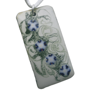 Smaltovaný přívěsek s bodlákem. Výrazné květy bodláku a stylizovaná kresba přináší do vašeho šperkového setu sofistikovanou eleganci a umělecký nádech. Ideální pro ženy, které hledají šperk, který upoutá pozornost a zároveň zůstává vkusný a jedinečný. přidejte k němu i náušnice se stejnou kresbou.