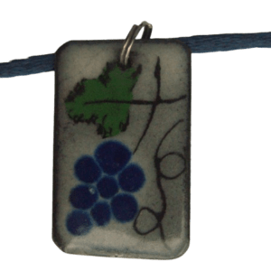 Smaltovaný přívěsek s modrým hroznem. Dodejte svému každodennímu stylu nádech elegance s tímto krásným smaltovaným přívěskem zdobeným motivem modrého hroznu. Tento přívěsek je ideální volbou pro běžné nošení a nabízí možnost upravit si délku podle svých potřeb. Vyberte si k němu náušnice se stejným vzorem.