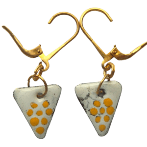 Smaltované náušnice se žlutým hroznem. Ideální doplněk pro každou sezónu, včetně zimy. Díky své menší velikosti jsou tyto náušnice decentní a hodí se jak pro každodenní nošení, tak i na speciální příležitosti. Skvěle doplní váš zimní outfit a dodají mu jemný nádech barev a originality. Přidejte do své šperkovnice tento krásný pár náušnic, které zvýrazní vaši jedinečnost a styl. Pořiďte si k nim další šperky ze stejné kolekce.