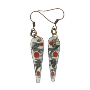 Smaltované náušnice s červenými puntíky. Objevte jemnou eleganci s těmito smaltovanými náušnicemi ve tvaru protáhl obrácené kapky. Tyto menší a štíhlé náušnice jsou ideální pro ženy, které preferují subtilní, ale výrazné šperky. Svým designem opticky prodlužují obličej a perfektně ladí s celkovým vzhledem, který hledá sofistikovaný a minimalistický doplněk. Přidejte k nim i další šperky ze stejné kolekce.