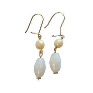 Žlutobílé korálkové náušnice. Jsou ideálním doplňkem pro každý outfit. Komponenty ve zlaté barvě jim dodávají elegantní a jemný vzhled. Díky svému svěžímu designu a harmonické kombinaci barev jsou tyto náušnice skvělým doplňkem pro každodenní nošení i speciální příležitosti. Slaďte je s náhrdelníkem ze smaltu a korálků.