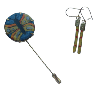 Smaltovaná souprava s motýlem. Tato souprava šperků je dokonalou volbou pro ty, kteří mají rádi jemné, ale kreativní doplňky. Jehlice do klopy přináší veselý a hravý prvek, a drobné smaltované náušnice s puntíky, které jsou skvěle sladěny v podobných odstínech ji doplňují. Tato kombinace vám umožní snadno sladit oba kousky a vytvořit harmonický, elegantní vzhled, ideální pro každodenní nošení nebo speciální příležitosti.