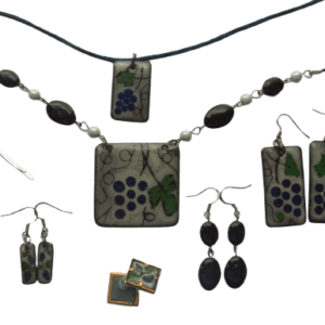 Smaltovaná souprava s modrými hrozny. Objevte kouzlo této unikátní smaltované soupravy s modrými hrozny, která zahrnuje širokou škálu elegantních šperků pro muže, ženy i malé slečny. Tato souprava je ideální pro ty, kteří hledají stylové doplňky pro různé příležitosti a chtějí mít ve své kolekci šperků krásné a nadčasové kousky. Jednotlivé kousky můžete kombinovat podle potřeby a příležitosti.