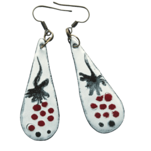 Smaltované náušnice s červenými hrozny. Přidejte svému vzhledu šmrnc s těmito originálními smaltovanými náušnicemi ve tvaru kapky, zdobenými červenými hrozny. Velké a výrazné, tyto náušnice jsou ideální pro ženy, které mají rády unikátní šperky a nechtějí přehlédnutelné detaily. Teplé červené odstíny skvěle doplňují podzimní a zimní styl. Přidejte k nim i brož nebo náhrdelník ze stejné kolekce.