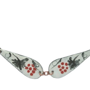 Smaltovaný náhrdelník s červenými hrozny. Dodejte svému outfitu nádech elegance s tímto smaltovaným náhrdelníkem, který zaujme designem dvou kapek zdobených červenými hrozny. Doplněný jemnými korálky, tento náhrdelník nabízí nejen krásu, ale i všestrannost, protože délku uvázání lze upravit podle vašich potřeb. Ideální pro každodenní nošení i speciální příležitosti. Přidejte k němu další kousky ze stejné kolekce.