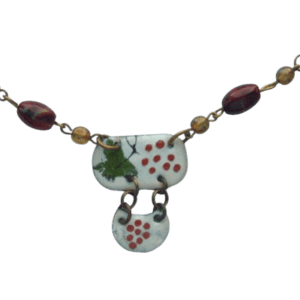 Smaltovaný náhrdelník s červenými hrozny. Tento nádherný šperk, který sluší především podzimnímu typu, je ideální pro různé příležitosti. Díky nastavitelné délce zavěšení můžete snadno přizpůsobit jeho výšku podle svého přání. Vyberte si k němu náušnice pro každou příležitost.