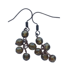 Hnědé korálkové náušnice. Jsou navrženy tak, aby vytvářely dojem hroznů, díky pečlivě zavěšeným korálkům, které tvoří jedinečný a sofistikovaný vzhled. Ideální pro každodenní nošení, tyto náušnice skvěle doplní váš styl, ať už zvolíte jednoduché tričko, nebo elegantní šaty. Buďte výjimečná s těmito jedinečnými korálkovými náušnicemi.