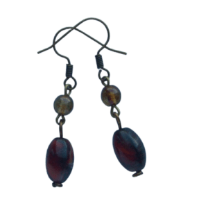 Hnědé korálkové náušnice. Jsou jednoduché a sofistikované, ideální pro každodenní nošení i speciální příležitosti. Skleněné korálky dodávají jemný lesk a vytvářejí harmonický a vyvážený vzhled. Perfektní doplněk pro každý outfit, tyto náušnice přidají vašemu stylu eleganci a vkus. Buďte stylová s těmito krásnými náušnicemi. Slaďte je s dalšími šperky z této soupravy.