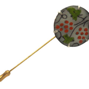 Smaltovaná jehlice do klopy s červenými hrozny. Tato elegantní smaltovaná jehlice do klopy je skvělým pánským doplňkem, který dodá každému outfitu sofistikovaný a jedinečný nádech, ať už pro formální události, nebo jako výrazný detail v každodenním stylu. Perfektně ladí s pánskými outfity, které chtějí zůstat elegantní a zároveň vyniknout. Dodá vašemu vzhledu jemný, ale stylový akcent, který neunikne pozornosti.