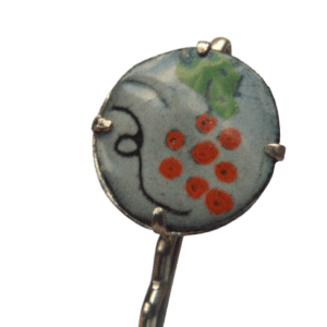 Smaltovaná sponka s červeným hroznem. Tato elegantní smaltovaná sponka s červenými hrozny je dokonalým doplňkem pro vaše vlasy. Vyrobená z kvalitního materiálu, sponka je nejen krásná, ale také funkční – díky své konstrukci neklouže z vlasů, což zajišťuje, že zůstane na svém místě po celý den.Tato sponka je ideální pro každodenní nošení i pro speciální příležitosti, kdy chcete přidat do svého účesu nádech elegance a originality. Perfektně se hodí pro podzimní styling, ať už pro vlny nebo volně spuštěné vlasy.