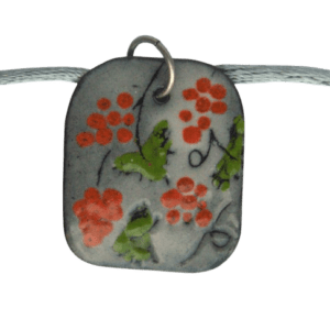 Smaltovaný přívěsek s červenými hrozny. Hodí se jak pro každodenní nošení, tak i pro speciální příležitosti, kdy chcete přidat nádech elegance a originality. Je skvělým doplňkem k šatům, topům nebo svetrům, které oživí a zvýrazní váš osobní styl. Slaďte je s náušnicemi nebo broží ze stejné soupravy.