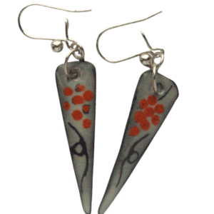 Smaltované náušnice s červenými hrozny. Díky svému tvaru a designu jsou tyto náušnice vhodné pro všechny tvary obličeje a opticky prodlouží obličej, čímž zvýrazní vaši krásu a přirozené rysy. Přidejte k nim přívěsek nebo brož v stejných barvách.