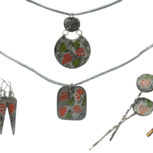 Smaltovaná souprava s červenými hrozny. Tato elegantní smaltovaná souprava s červenými hrozny je ideálním doplňkem pro páry nebo rodiny, které chtějí mít společné šperky, které spojují jejich styl a jedinečnost. Sada obsahuje pečlivě navržené kousky, které jsou navzájem harmonicky sladěné. Jednotlivé části můžete kombinovat podle příležitosti.