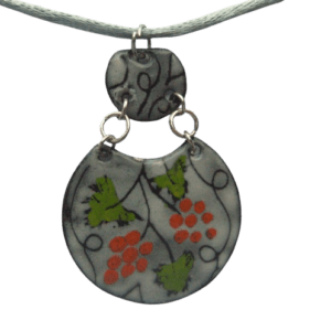 Smaltovaný náhrdelník s červenými hrozny. Je navržený k zavěšení na delší šňůrce, což umožňuje pohodlné nošení a dává šperku moderní, uvolněný vzhled. Tento náhrdelník je ideální volbou pro večerní události, ale také pro každodenní nošení, kdy chcete vyniknout a přidat do svého outfitu originální a stylový akcent.