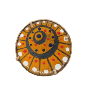 Smaltovaná brož s etno vzorem. Je výrazným a živým doplňkem, který přitahuje pozornost. Ideální pro ty, kteří hledají šperk, který dodá jejich vzhledu energii a kreativitu. Vhodná pro různé příležitosti, může být skvělým akcentem na kabátech, šátcích nebo svetrech, a podtrhne váš osobitý styl s nádechem etno inspirace. Vyberte si k ní přívěsek nebo náušnice.