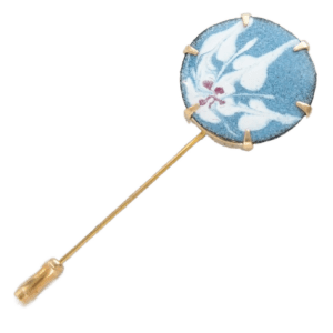 Smaltovaná jehlice do klopy s lístky. Tato jehlice je součástí nové kolekce, která spojuje eleganci zimních barev s přírodním motivem. S bílými lístky přináší jemný, ale výrazný detail, který skvěle doplní váš pánský outfit. Tento šperk je ideální pro formální i neformální příležitosti, kdy chcete přidat špetku sofistikovanosti a osobitosti.