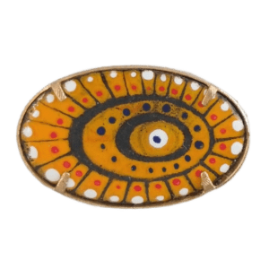 Smaltovaná brož s etno vzorem. Je výrazným a živým doplňkem, který přitahuje pozornost. Ideální pro ty, kteří hledají šperk, který dodá jejich vzhledu energii a kreativitu. Vhodná pro různé příležitosti, může být skvělým akcentem na kabátech, šátcích nebo svetrech, a podtrhne váš osobitý styl s nádechem etno inspirace. Vyberte si k ní přívěsek nebo náušnice.