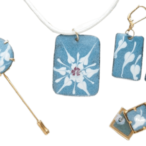 Smaltovaná souprava s lístky. Díky své univerzálnosti je souprava vhodná pro páry, které si přejí vyniknout sofistikovaným, ale výrazným designem, jenž spojuje eleganci a moderní šarm. Všechny kusy lze kombinovat pro různé příležitosti, ať už jde o formální akce, večírky nebo každodenní elegantní nošení.