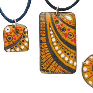 Smaltovaná souprava s etno vzorem. Ideální pro ty, kdo mají rádi kreativní a barevné doplňky, které oživí jakýkoli look, od každodenního po speciální. Smaltovaná souprava se hodí pro různé styly a je skvělým způsobem, jak dodat vašemu vzhledu osobitý šmrnc.