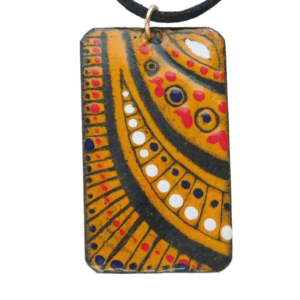 Smaltovaný přívěsek s etno vzorem. Výrazný a moderní doplněk, který přidá vašemu outfitu originální nádech. Velký přívěsek v pestrých barvách a unikátním etno designu je skvělým způsobem, jak oživit jakýkoli look. Díky možnosti nastavení výšky zavěšení podle potřeby je ideální pro různé příležitosti – skvěle vypadá jak na tričku, tak i na šatech. Doplňte jej náušnicemi nebo broží se stejnou kresbou.