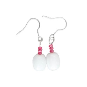 Bílooranžové korálkové náušnice. Kombinace bílé a oranžovočervené barvy vytváří svěží a vkusný vzhled, který je ideální pro každodenní nošení nebo speciální příležitosti. Díky své decentní velikosti a čistému designu jsou tyto náušnice snadno kombinovatelné s různými outfity a podtrhnou váš osobní styl s nádechem elegance.