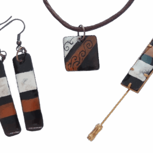 Smaltovaná pruhovaná souprava – náušnice, přívěsek a jehlice v béžovo-hnědých odstínech, ideální pro páry.