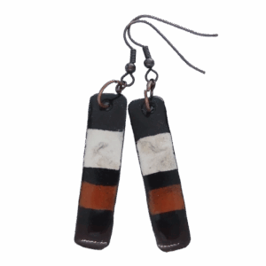 Smaltované pruhované náušnice s námořnickým vzorem v modrobílých tónech – výrazný doplněk vhodný k přívěsku.