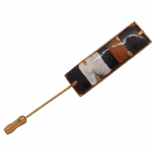 Smaltovaná jehlice do klopy v pruhovaném designu s přechodem od béžové po tmavě hnědou – decentní pánský doplněk.