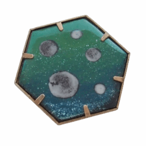 Smaltovaná brož s béžovými puntíky, decentní šperk v elegantním stylu, vhodný k formálním i volnočasovým outfitům.