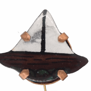 Smaltovaná jehlice do klopy s lodí. Výrazná smaltovaná jehlice do klopy s motivem lodě, určená pro muže. Je ideálním doplňkem pro různé příležitosti. Tento kousek se stane skvělým způsobem, jak oživit klopu saka a vyjádřit svůj osobitý styl.