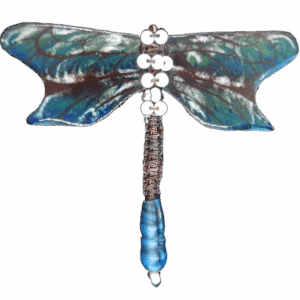 Smaltovaná temně tyrkysová vážka. Tato jedinečná brož v podobě vážky je ručně vytvořený šperk, který zaujme svou jemností a precizním zpracováním. Křídla jsou zdobená smaltem v hlubokém tyrkysovém odstínu, který krásně zachycuje světlo a dodává šperku éterický nádech. Tělo vážky je pečlivě drhané z jemného drátku a doplněné drobnými korálky, které podtrhují její lehkost a eleganci. Díky svému univerzálnímu designu se brož skvěle hodí na kabát, šaty i sako a dodá vašemu outfitu sofistikovaný akcent. Pro dokonalý soulad je možné ji doplnit ladícími náušnicemi vyrobenými ze smaltu, drátků nebo korálků.