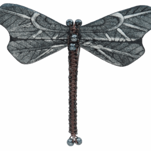 Smaltovaná černobílá vážka. Elegantní a výrazná brož ve tvaru vážky, která oživí váš outfit. Křídla jsou ručně smaltovaná v černobílém provedení, zatímco tělo je pečlivě drhané z měděného drátku a skleněných korálků. Skvěle se hodí na šaty, kabát nebo sako, kde vynikne její jedinečný design. Brož je součástí větší kolekce – dokonale ji zkombinujete s korálkovými, drhanými i smaltovanými náušnicemi pro dokonalý stylový celek.