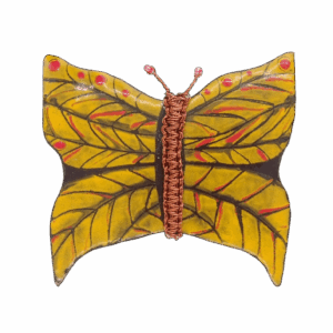 Smaltovaná brož Žluťásek. Tato ručně vyráběná brož s motivem motýla žluťáska spojuje jemnost a detailní zpracování. Smaltovaná křídla motýla v teplých odstínech žluté dokonale ladí s tělem vyrobeným z drátkované mědi, což broži dodává jedinečný charakter. Tato elegantní brož je ideálním doplňkem na šaty či kabát a skvěle oživí každý outfit. Pro dokonalé sladění můžete k broži přidat sponku nebo náušnice ze smaltu, drátkované nebo s korálky, které vytvářejí harmonický celek a podtrhnou vaši jedinečnost.