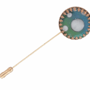 Smaltovaná pánská jehlice s béžovými puntíky, elegantní doplněk do klopy saka s jemným vintage nádechem.