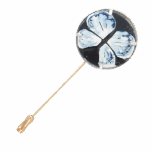 Smaltovaná jehlice s modráskem. Podtrhněte svůj osobitý styl s touto elegantní smaltovanou jehlicí do klopy s motivem modráska. Precizní ruční zpracování a jemné detaily dodávají tomuto doplňku jedinečný vzhled. Perfektní pro muže, kteří oceňují sofistikované detaily a inspiraci přírodou.