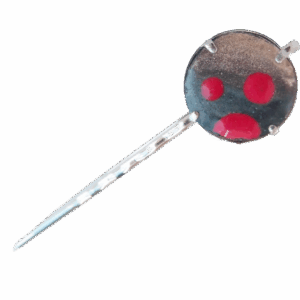 Ručně vyráběná smaltovaná sponka s červenými puntíky na kruhovém podkladu v přírodních tónech, zasazená v kovovém lůžku stříbrné barvy.