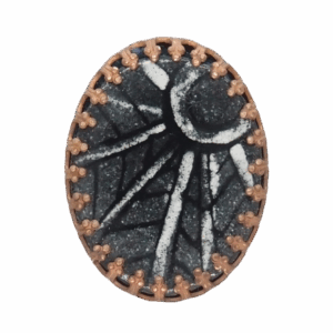 Smaltovaná černobílá brož – vintage elegance. Jemná a stylová brož s černobílým smaltem, která dodá vašemu outfitu nádech elegance. Je zasazena do bižuterního rámečku s lehce starožitným vzhledem, což jí propůjčuje jedinečný vintage šarm. Skvěle se hodí na šaty nebo sako, kde decentně podtrhne váš styl. Brož je součástí stejné kolekce jako naše další smaltované, drhané a korálkové šperky, takže ji můžete snadno zkombinovat pro dokonale sladěný vzhled.