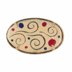 Smaltovaná béžová brož s puntíky ve vintage stylu, doplněná bižuterním lůžkem – ideální k náušnicím nebo náhrdelníku ze stejné kolekce.