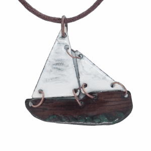 Smaltovaná plachetnice. Velký smaltovaný náhrdelník s motivem plachetnice, který přitahuje pozornost a dodává outfitu jedinečný charakter. Tento výrazný kousek se skvěle hodí k šatům, kde vynikne ve velkém výstřihu nebo před rolákem. S jeho pomocí snadno vytvoříte stylový a originální look, který osloví všechny milovníky námořnického a elegantního stylu.