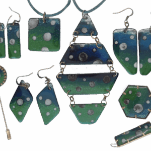 Smaltovaná souprava s béžovými puntíky včetně náhrdelníku, náušnic a brože, laděná do studených odstínů, elegantní a kombinovatelná.